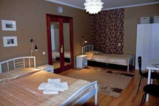 Мини-отель Три зайца Мурманск Трехместный номер с общей ванной комнатой-1