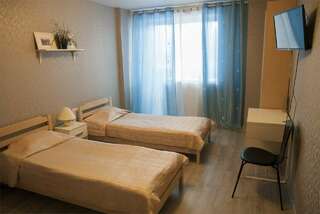 Мини-отель Три зайца Мурманск Трехместный номер с общей ванной комнатой-2