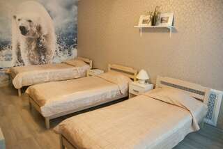 Мини-отель Три зайца Мурманск Трехместный номер с общей ванной комнатой-3