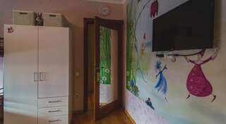 Мини-отель Три зайца Мурманск Четырехместный номер с общей ванной комнатой-2