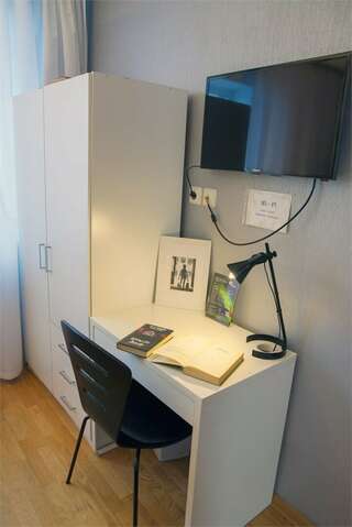 Мини-отель Три зайца Мурманск Двухместный номер с 2 отдельными кроватями и общей ванной комнатой-3