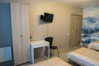 Мини-отель Три зайца Мурманск Трехместный номер с общей ванной комнатой-5